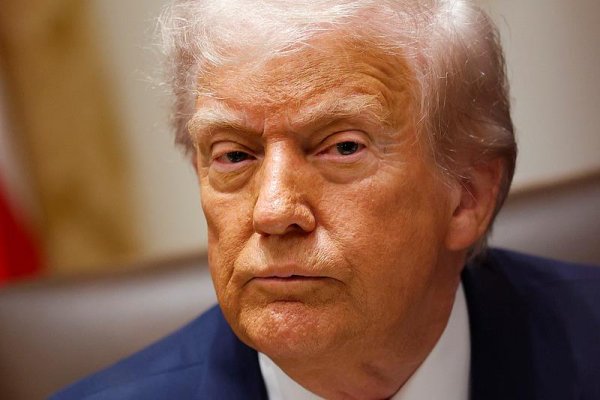 宝龙配资 美国总统特朗普：目前正与俄总统普京通话 将持续很久